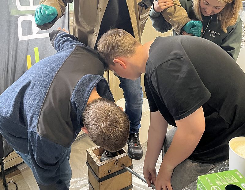 IMG 2934 Material pressen